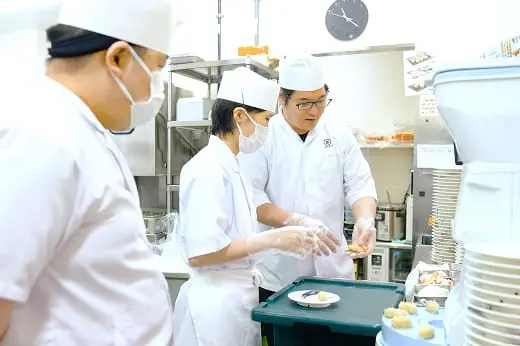 店舗研修を行っている様子